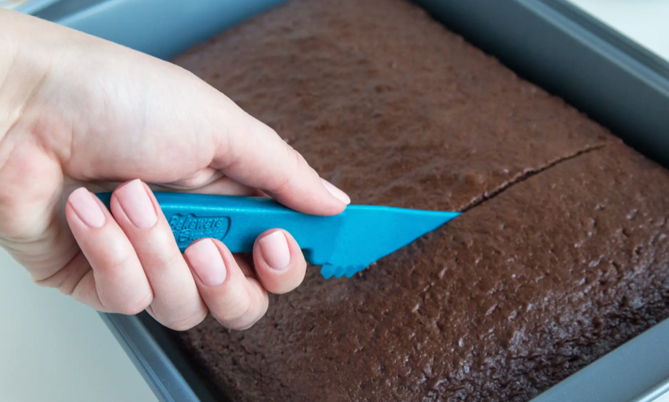 Bakeware Buddy Knife